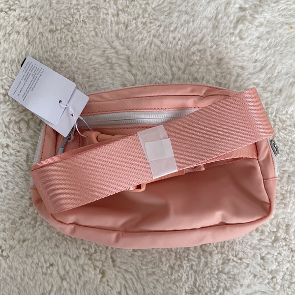 ❤️ Lululemon Everywhere Belt Bag in Melon Sorbet NWT - Picture 8 of 14
